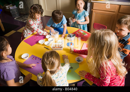 Kinder in einem Handwerk-Lektion Stockfoto