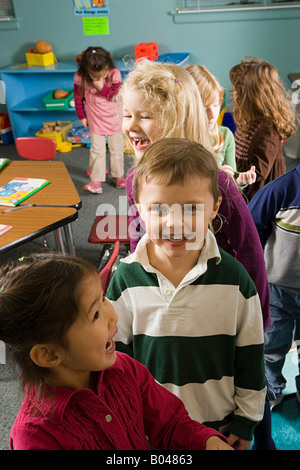 Kinder in einem Klassenzimmer Stockfoto