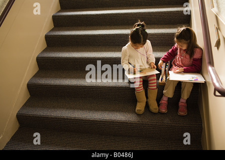 Mädchen setzte sich auf einen Schritt zeichnen Stockfoto