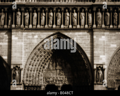 Main-Türen an der Westfassade der Kathedrale Notre Dame de Paris. Île De La Cité. Die Ufer der Seine. Paris. Frankreich Stockfoto