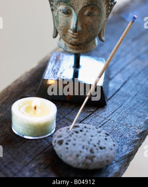 Stillleben mit Kopf des Buddha, Kerzen und Weihrauch Stockfoto