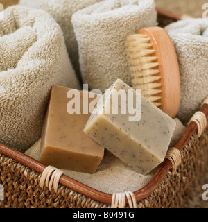 Stillleben mit Korb mit Handtüchern, Seife und Bürste Stockfoto