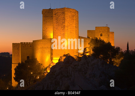 Mauern und Türme der Castillo de Santa Catalina (Schloss) in der Abenddämmerung in der Stadt Jaen, Provinz Jaén, Andalusien (Andalucia) Stockfoto