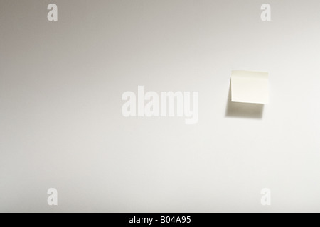 Selbstklebende Hinweis auf Wand Stockfoto