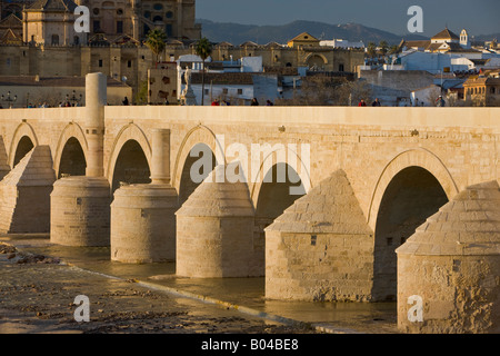 Puente Romano (Brücke) über den Rio Guadalquivir (Fluss) in der Stadt Cordoba, UNESCO-Weltkulturerbe Stockfoto