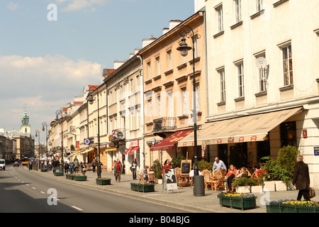 Warschau Polen eleganten Geschäften und Cafés entlang der Nowy Swiat Straßenszene Stockfoto