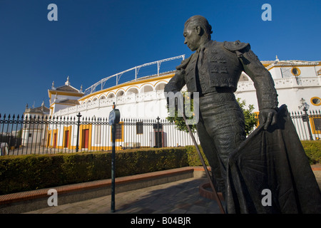 Statue von Matador Curro Romero außerhalb der Plaza de Toros De La Maestranza (auch La Real Maestranza - Stierkampfarena) Stockfoto