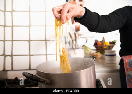 Frau, Kochen von Teigwaren Stockfoto