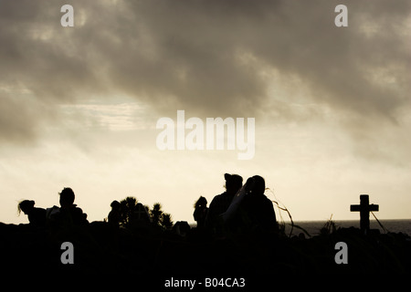 Rapanui Frau in Hanga Roa Friedhof an Allerheiligen in Hanga Roa auf Osterinsel Pascua oder Rapa Nui Chil Stockfoto