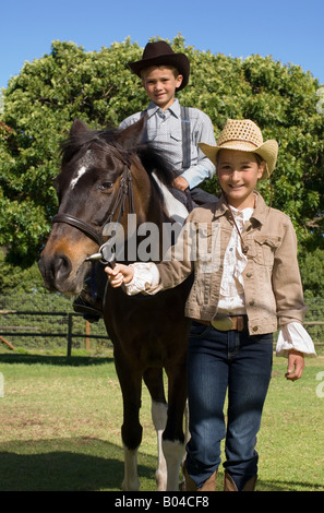 Ein Mädchen einen jungen auf einem Pferd Stockfoto