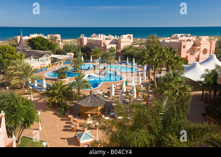 Blick von den Zimmern im Oliva Nova Hotel mit Blick auf den Pool in Richtung Mittelmeer, Costa Blanca Stockfoto