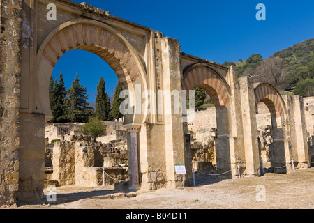 Portico y Gran Plaza de Armas (The Great Portikus und dem Paradeplatz), Medina Azahara, Provinz Córdoba, Andalusien Stockfoto