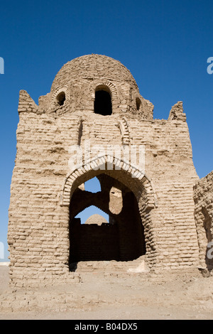 Altes Mudbrick Grab im Fatimiden Friedhof, Assuan Stadt, Ägypten Stockfoto