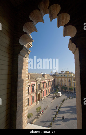 Palacio Arzobispal und Plaza Virgen de Los Reyes, gesehen von La Giralda, Kathedrale von Sevilla zum UNESCO-Weltkulturerbe Stockfoto