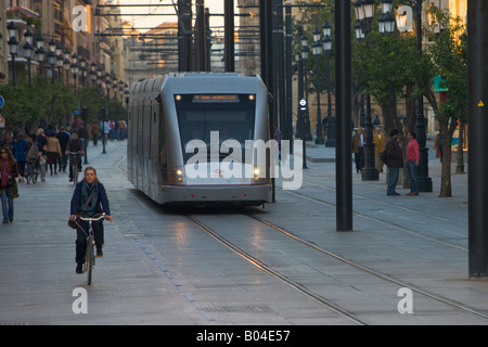 U-Bahn Straßenbahn entlang der Avenida De La Constitución, Viertel Santa Cruz, Stadt von Sevilla (Sevilla), Provinz Sevilla, Andalusien Stockfoto