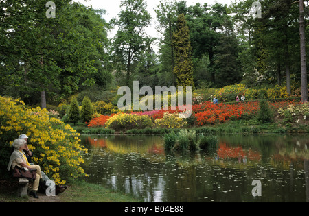 älteres Ehepaar genießen Leonardslee Gardens niedriger Beeding West Sussex England s spektakulärsten Garten für Ihren Besuch Stockfoto