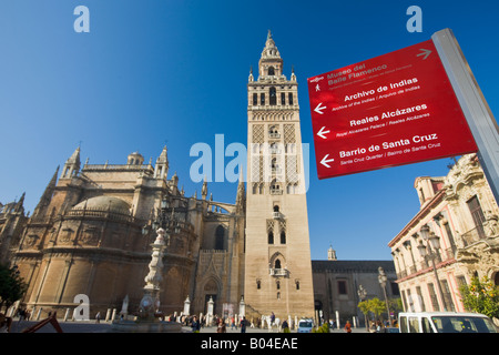 Richtungsanzeiger im Plaza Virgen de Los Reyes, gegenüber der Kathedrale und La Giralda (Bell Tower/Minarett) Stockfoto