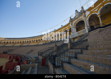 Sitzgelegenheiten rund um die Arena Plaza de Toros De la Maestranza (auch La Real Maestranza - Stierkampfarena) im Stadtteil El Arenal Stockfoto