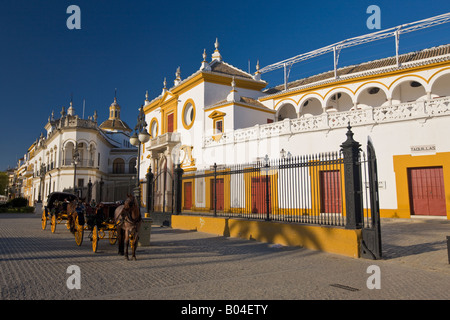 Außen an der Plaza de Toros De La Maestranza (auch La Real Maestranza - Stierkampfarena) im Stadtteil El Arenal, Stadt Sevilla Stockfoto