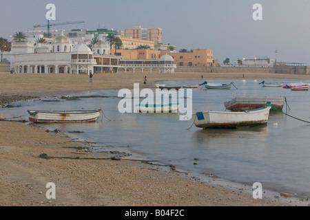 Kleine Boote verankert entlang der Playa De La Caleta (Strand) nach Sonnenuntergang in der Stadt Cadiz, Provinz Cádiz, Andalusien Stockfoto