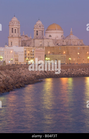 Catedral Nueva, neue Kathedrale in der Abenddämmerung in der Stadt Cadiz, Provinz Cadiz, Costa De La Luz, Andalusien (Andalusien). Stockfoto