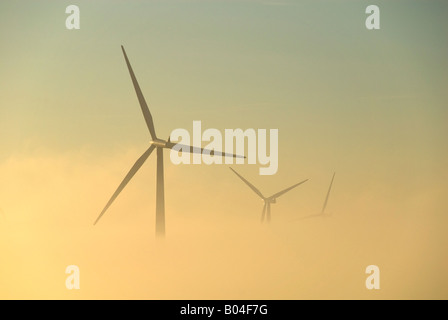 Windpark entstehende Morgennebel an der Causeymire, Caithness, Schottland, Großbritannien Stockfoto