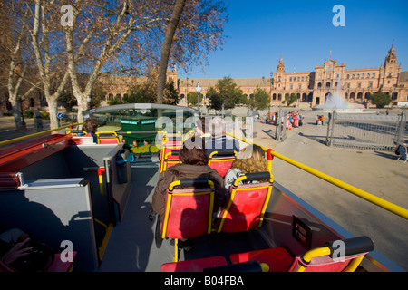 Plaza de España, Parque Maria Luisa, gesehen von einem komfortablen Bus in die Stadt von Sevilla (Sevilla), Provinz Sevilla, Andalusien Stockfoto