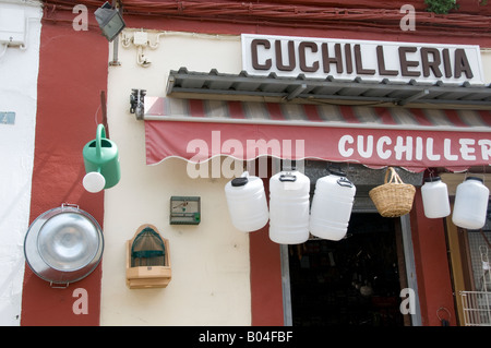 Spanien Andalusien April 2008 Huelva Ironmongers Shop Verkauf von Haus waren einschließlich Messer mit Käfig Buchfink außerhalb Stockfoto