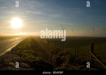 Windpark entstehende Morgennebel an der Causeymire, Caithness, Schottland, Großbritannien Stockfoto