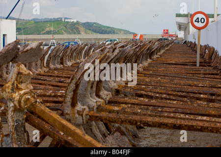 Reihen von rostigen Anker liegen am Kai in der Stadt Tarifa, Costa De La Luz, Provinz Cádiz, Andalusien (Andalusien). Stockfoto