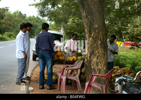 Kokosnüsse Wasser Kokosmilch zum Verkauf am Straßenrand in Trivandrum Thiruvananthapuram Kerala Indien Stockfoto