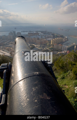 Kanone Gun auf dem Felsen mit Blick auf die Stadt und Hafen von Gibraltar (britische Kronkolonie), England, Vereinigtes Königreich Stockfoto