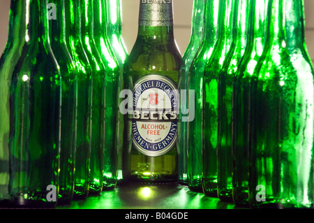 Reihen von Becks alkoholfrei oder niedrigem Alkoholgehalt Bier in grünen Glasflaschen. Stockfoto