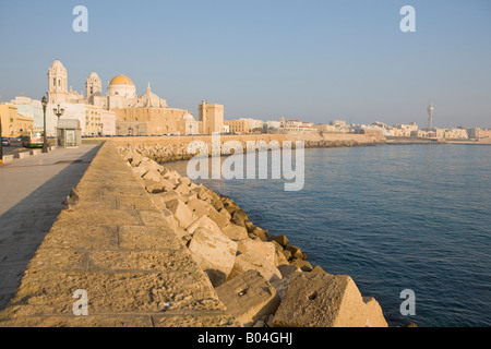 Catedral Nueva, neue Kathedrale gesehen von Baluarte de Capuchinos (Bastion der Capuchinos) in der Stadt Cadiz Stockfoto