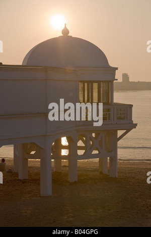 Gewölbte weiße Pavillon Gebäude, die Häuser Historias Bajo el Mar entlang der Playa De La Caleta (Strand) in der Stadt Cadiz Stockfoto