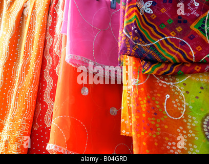 Bunten Sari Stoff im lokalen Markt, Jodhpur, Rajasthan, Indien Stockfoto