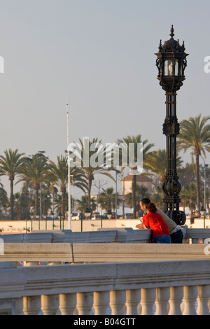 Paar den Sonnenuntergang über Playa De La Caleta (Strand) in der Stadt Cadiz, Provinz Cádiz, Costa De La Luz, Andalusien Stockfoto