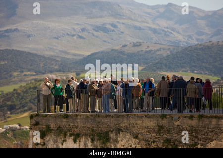 Touristen am Mirador de Aldehuela versammelten sich am Rande des El Tajo Schlucht und Rio Guadalevin (Fluss) in der Stadt Ronda Stockfoto