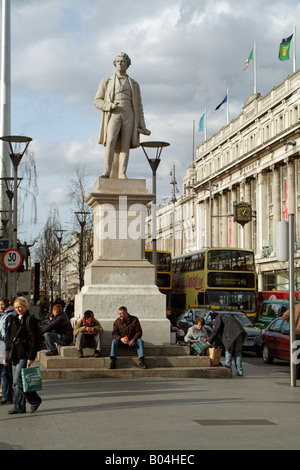 Dublin City Centre O Connell Street Statue von Sir John Gray steht vor dem berühmten Kaufhaus Clerys Stockfoto