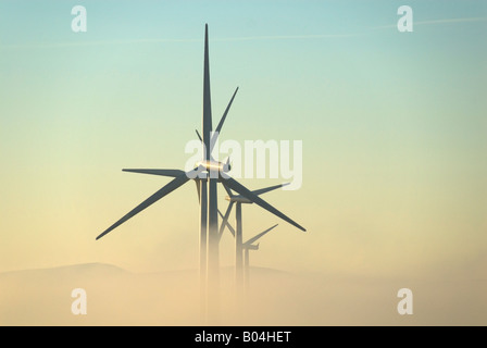 Windpark entstehende Morgennebel an der Causeymire, Caithness, Schottland, Großbritannien Stockfoto