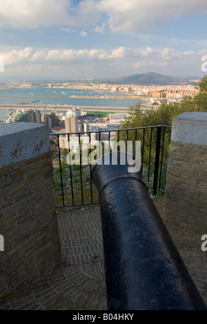 Blick aus dem 8. Jahrhundert maurische Burg auf dem Felsen von Gibraltar, Gibraltar, Costa De La Luz, Großbritannien, Vereinigtes Königreich. Stockfoto