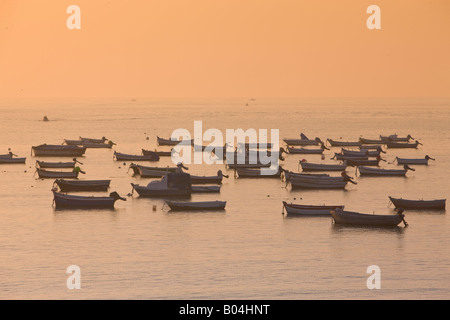 Kleine Fischerboote verankert am Playa De La Caleta bei Sonnenuntergang in der Stadt Cadiz, Provinz Cádiz, Costa De La Luz, Andalusien Stockfoto