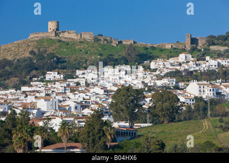 Dorf von Jimena De La Frontera und die Ruinen der maurischen Burg, Provinz Cádiz, Andalusien (Andalusien), Spanien, Europa. Stockfoto