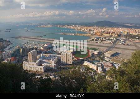 Blick auf die Stadt und Flughafen von Gibraltar vom Rock (britische Kronkolonie), England, Vereinigtes Königreich Stockfoto