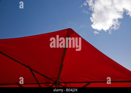 Sonnenschirm gegen blauen Himmel Stockfoto