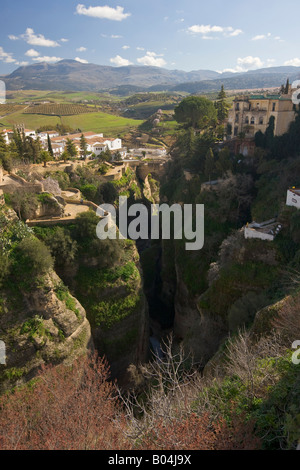 Blick auf El Tajo Schlucht und Stadtteil El Mercadillo (neu) von der Puente Nuevo (neue Brücke) in der Stadt Ronda Stockfoto