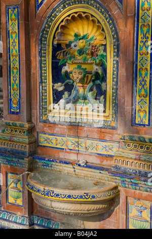 Keramische Fliesen-Wasser-Funktion in der Plaza de Espana, Vejer De La Frontera, Costa De La Luz, Provinz Cádiz, Andalusien Stockfoto