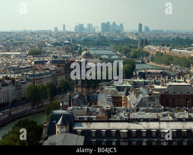 La Defense aus Galerie des Chimères, an der Kathedrale Notre Dame de Paris zu sehen. Paris. Frankreich Stockfoto