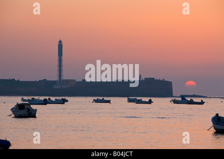 Kleine Fischerboote verankert am Playa De La Caleta bei Sonnenuntergang in der Stadt Cadiz, Provinz Cádiz, Costa De La Luz, Andalusien Stockfoto