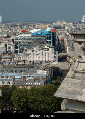 Centre Georges Pompidou aus Galerie des Chimères an der Kathedrale Notre Dame de Paris zu sehen. Paris. Frankreich Stockfoto
